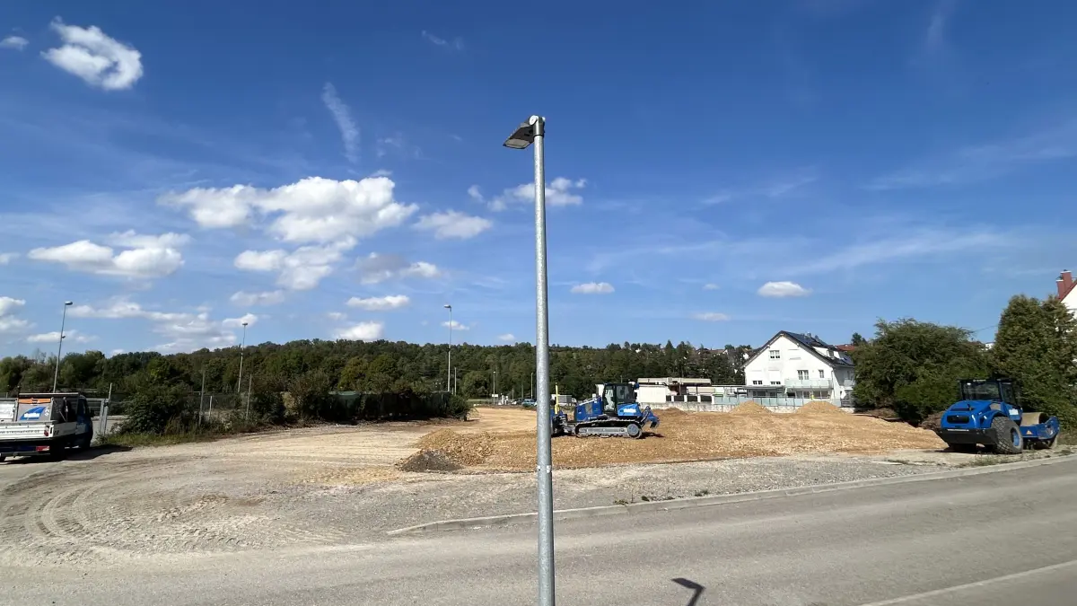 Zwischen Tankstelle und ehemaligem Wertstoffhof entsteht die neue Feuerwehrzentrale.