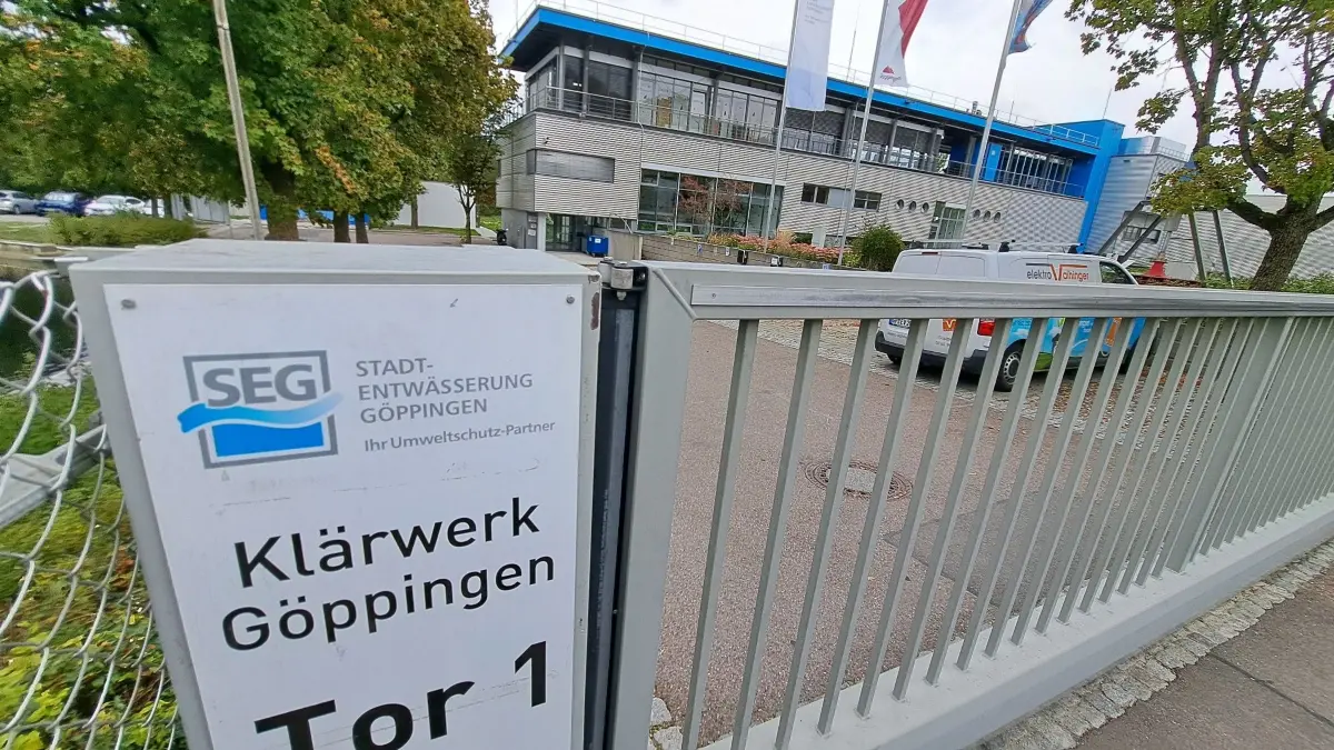 Der Eingang zum Göppinger Klärwerk. Im Hintergrund das für 11,6 Millionen Euro sanierte Betriebsgebäude