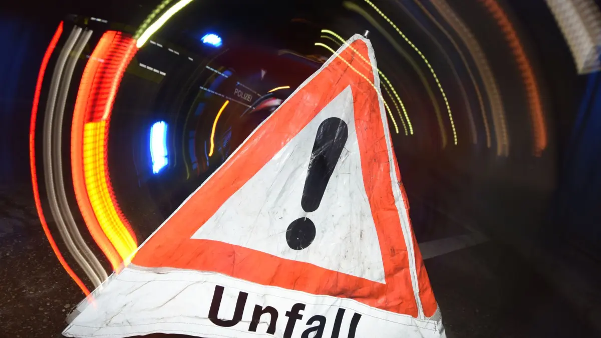 Autounfall: ARCHIV - 21.06.2015, Baden-Württemberg, Freiburg: Ein Warndreieck mit dem Schriftzug «Unfall» steht vor einem Blaulicht auf der Straße. (zu dpa: «Mehr Unfälle, aber weniger Verkehrstote im ersten Halbjahr») Foto: Patrick Seeger/dpa +++ dpa-Bildfunk +++