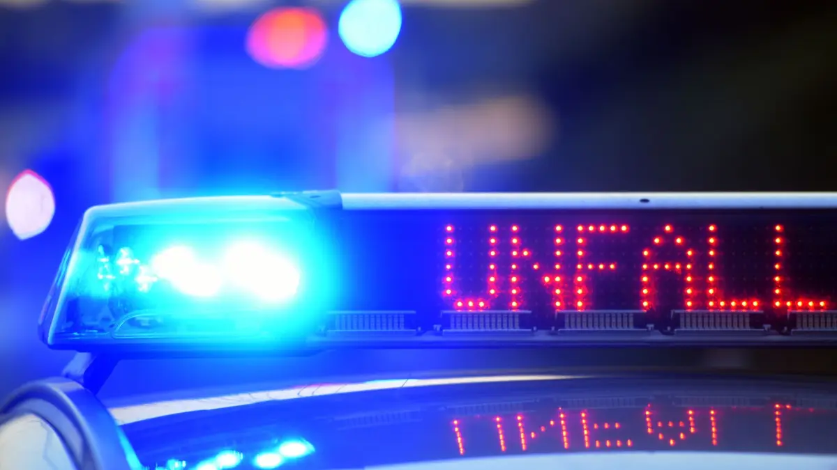 Polizei sichert Unfallstelle: Auf einem Polizeifahrzeug warnt auf der Autobahn A8 eine Leuchtschrift vor einer Unfallstelle. (zu dpa: «Absichtliche Kollision mit Auto? Lkw-Fahrer in Fachklinik»)