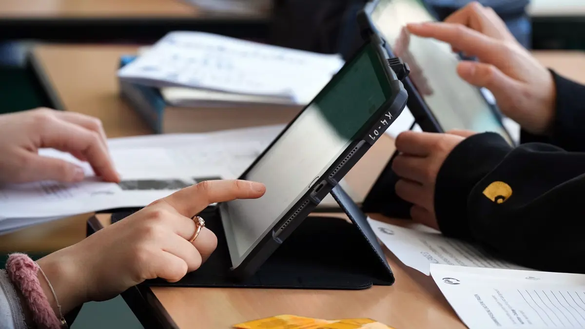 Digitales mobiles Klassenzimmer: ARCHIV - 16.03.2023, Berlin: Schüler lösen im Unterricht an Tablets eine Aufgabe. (zu dpa: «Umfrage: 80 Prozent der Gymnasiallehrer nutzen KI») Foto: Soeren Stache/dpa +++ dpa-Bildfunk +++