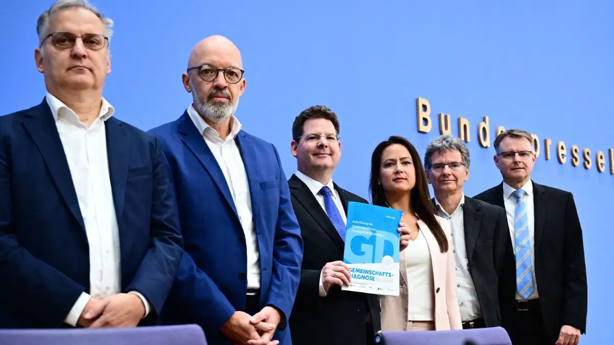 Gemeinschaftsdiagnose Herbst 2026: Torsten Schmidt (l-r), RWI – Leibniz-Institut für Wirtschaftsforschung e.V., Timo Wollmershäuser, ifo Institut – Leibniz-Institut für Wirtschaftsforschung an der Universität München e.V., Oliver Holtemöller, Leibniz-Institut für Wirtschaftsforschung Halle (IWH), Geraldine Dany-Knedlik, Deutsches Institut für Wirtschaftsforschung e.V. (DIW Berlin), Axel Lindner, Leibniz-Institut für Wirtschaftsforschung Halle (IWH), und Stefan Kooths, Kiel Institut für Weltwirtschaft, stehen vor der Vorstellung der Gemeinschaftsdiagnose Herbst 2026 der Wirtschaftsforschungsinstitute zusammen. (zu dpa: «Wachstum auf Pump: Wirtschaft nimmt vorerst Fahrt auf»)
