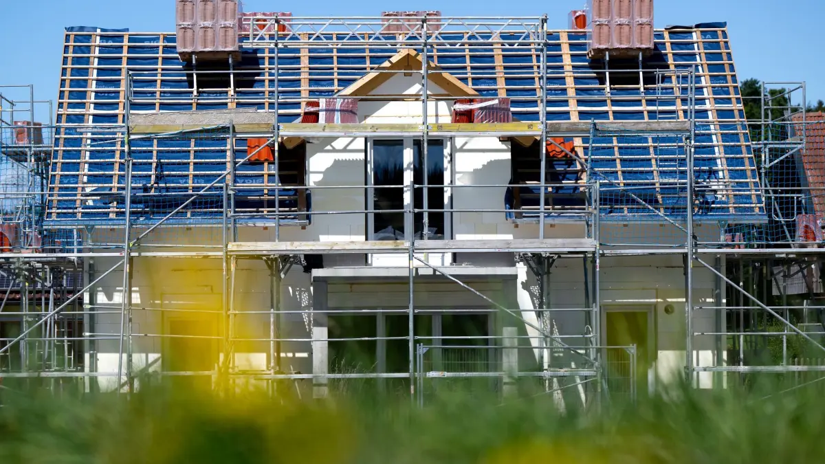 Neubau: Baugerüste sind an einer Baustelle eines Wohnhauses zu sehen. (zu dpa: «Immobilienpreise in Deutschland steigen nicht mehr so stark»)