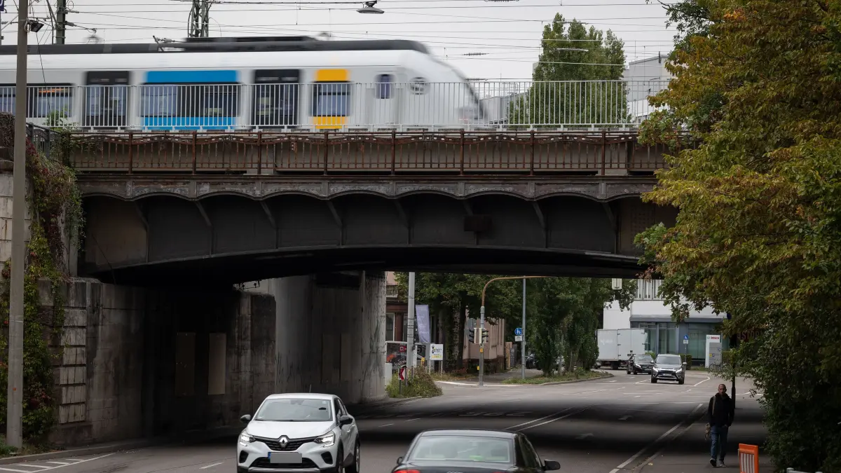 S-Bahn Brücke Feuerbach Bahnhof: Die Bahnbrücke am Feuerbach Bahnhof über die B-295 muss saniert werden.