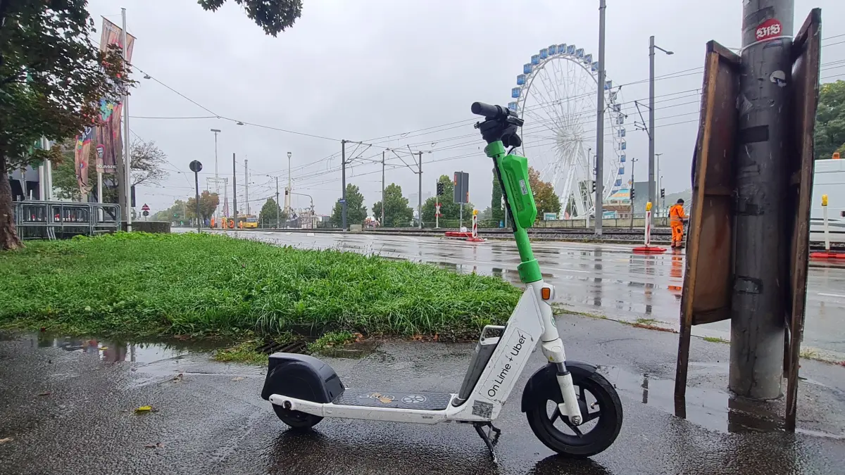 E-Scooter können während des Volksfests nicht mehr direkt an den Eingängen abgestellt werden.