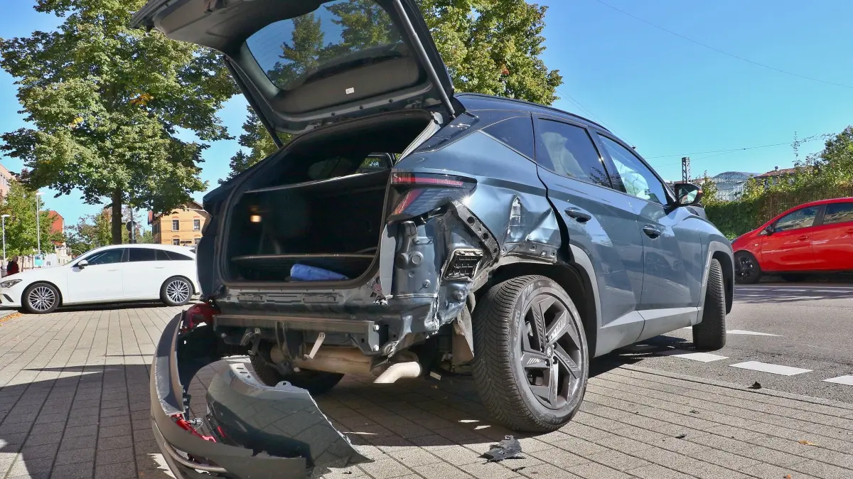 23.09.2026: Bei einem Unfall in der Stammheimer Straße in Kornwestheim wurden nach Angaben der Feuerwehr drei Personen leicht verletzt, an den beiden Pkw entstand hoher Sachschaden. Gegen 10:05 Uhr prallten die beiden Pkw auf Höhe des Salamander-Areals zusammen,dabei wurde bei einem Fahrzeug die Vorder- , beim anderen die Hinterachse beschädigt. Die Freiwillige Feuerwehr Kornwestheim band ausgelaufene Betriebstoffe mit Bindemittel und klemmte die Batterien ab. Drei Personen wurden nach Angaben der Feuerwehr vom Rettungsdienst ambulant behandelt, ein Transport war nicht notwendig. Die beiden Pkw waren nicht mehr fahrbereit und mussten abgeschleppt werden.
Foto: KS-Images.de/Andreas Rometsch