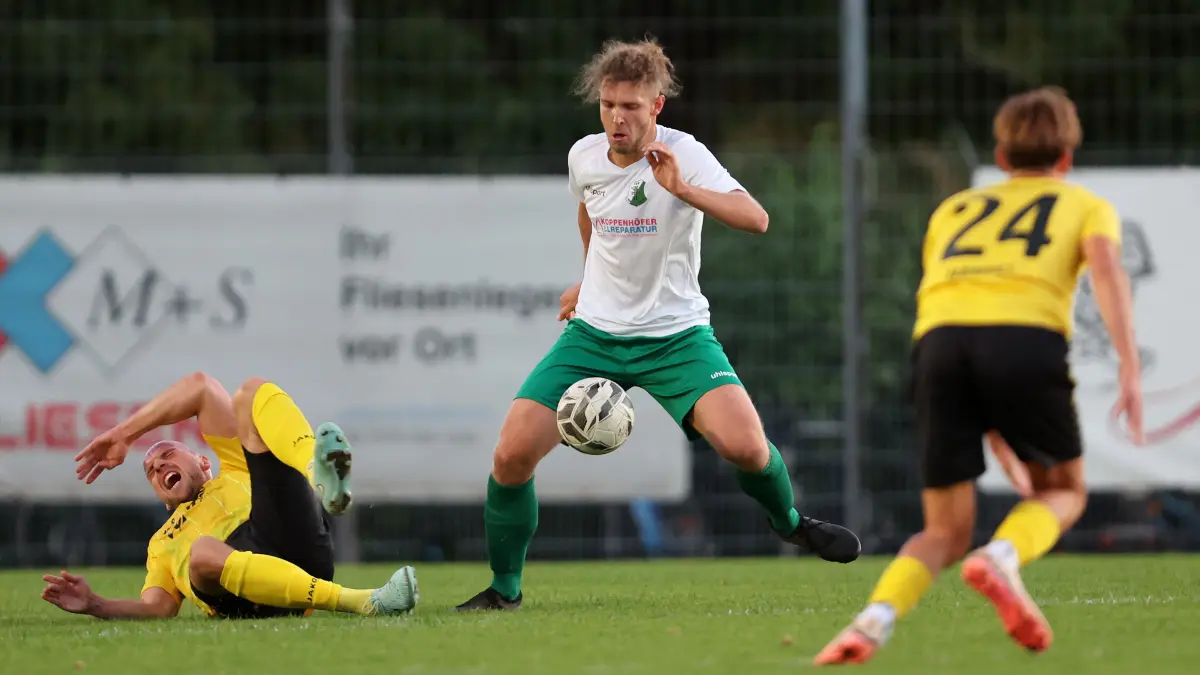 Fußball TSV Heimerdingen vs. SV Leonberg/Eltingen : BAU // 25.09.2026, Deutschland, Heimerdingen, Fußball Landesliga Staffel 1,
TSV Heimerdingen vs. SV Leonberg/Eltingen, v.l. Patrik Hofmann (Leo), Leon Baumeister (Heimerdingen)
