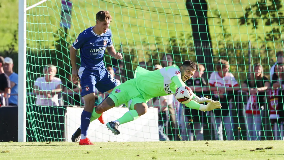 BAU // 2026.09.25, Deutschland, Weinstadt Fußball VfB Stuttgart vs. 1. FC Heidenheim, v.l. Yannik Wagner (Heidenheim), Fabian Bredlow (VfB)