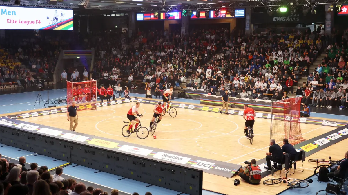 BAU// 09.11.2025 Göppingen Kunstrad UCI Hallenrad WM 2025, Feature Übersicht, Radball AUT vs. SUI *** BAU 09 11 2025 Göppingen Artistic Cycling UCI Indoor Cycling World Championships 2025, Feature Overview, Cycle Ball AUT vs SUI