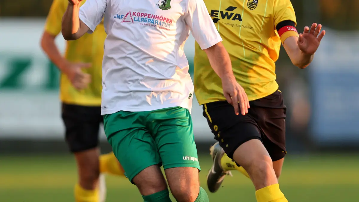Fußball TSV Heimerdingen vs. SV Leonberg/Eltingen : BAU // 25.09.2026, Deutschland, Heimerdingen, Fußball Landesliga Staffel 1,
TSV Heimerdingen vs. SV Leonberg/Eltingen, v.l. Arlis Krasniqi (Heimerdingen), Marco Seufert (Leo)