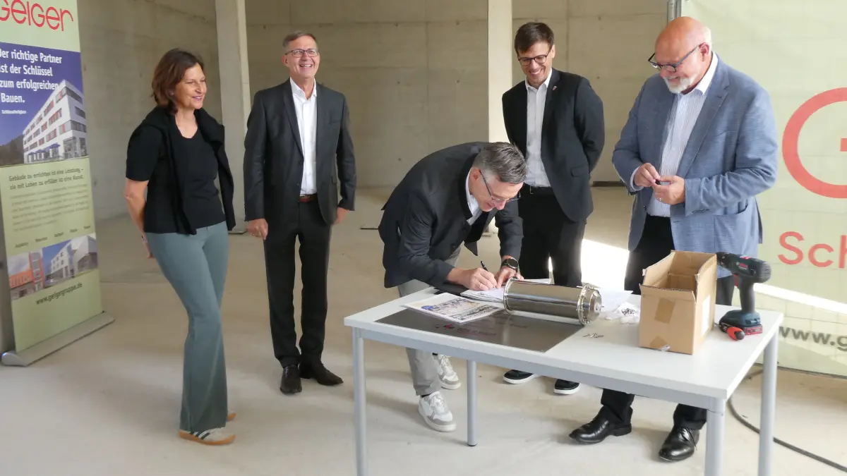 Weil der Stadt, Grundsteinlegung für Grundschule, Befüllung Zeitkapsel