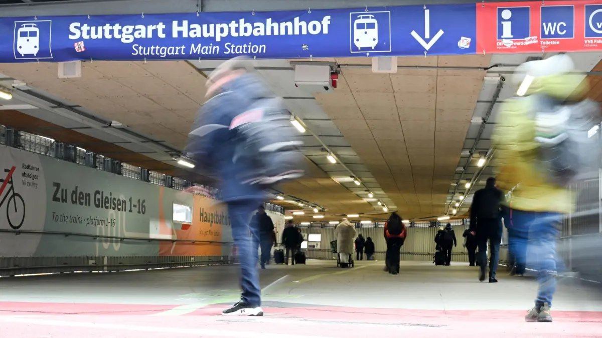 Stuttgarter Bahnhofs-Tunnel: ARCHIV - 28.11.2025, Baden-Württemberg, Stuttgart: Personen laufen zu den Gleisen am Stuttgarter Hauptbahnhof durch einen provisorischen Durchgang (Wischeffekt durch Bewegung bei Langzeitbelichtung). (zu dpa: «Bahn-Strecke Stuttgart-Heilbronn für eine Woche gesperrt») Foto: Bernd Weißbrod/dpa +++ dpa-Bildfunk +++