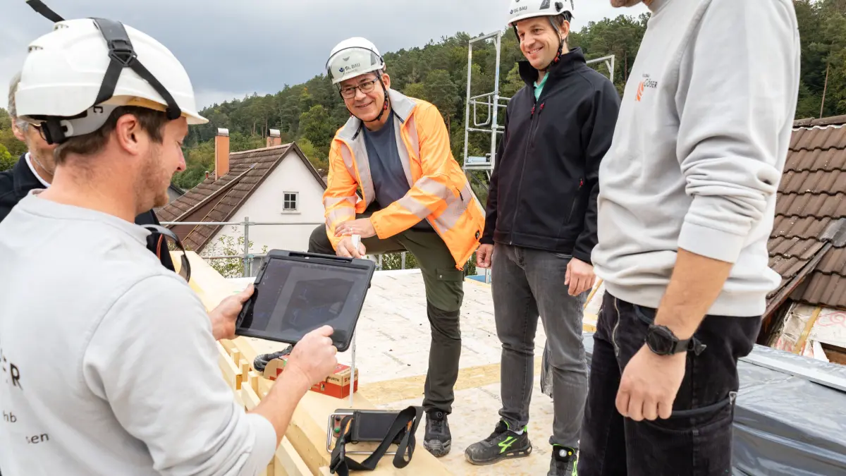 Uhingen Nassachmühle Baustellenbegehung mit der BG Bau "Dacharbeiten/Absturzgefahren erkennen"
