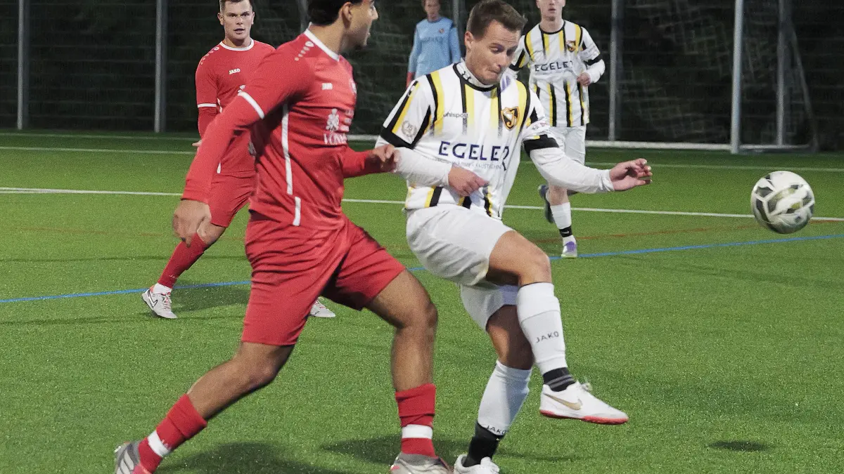 Fußball, Fussball, Bezirksliga, TSV Jahn Büsnau - MTV Stuttgart: Fußball, Fussball, Bezirksliga, Testspiel, TSV Jahn Büsnau - MTV Stuttgart
Nr.10 (B): Johannes Specht - weiss/schwarz
Nr.23 (S): Antonio Di Matteo - rot
Fotograf: Günter E. Bergmann - Photography
Aufnahmedatum: 24.09.2026
