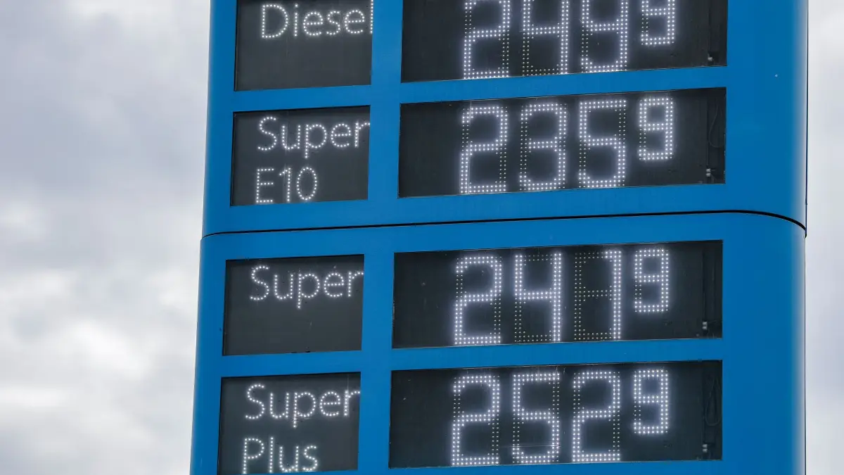 Kraftstoffpreise: 25.09.2026, Sachsen, Leipzig: Blick auf die Preistafel einer Tankstelle. Der Weg für einen erneuten Tankrabatt wegen der hohen
Spritpreise ist frei. Der Bundesrat billigte ein vom Bundestag
beschlossenes Gesetz, das von Oktober bis Ende Dezember eine Entlastung um rund 17 Cent je Liter Benzin und Diesel vorsieht. Foto: Jan Woitas/dpa +++ dpa-Bildfunk +++