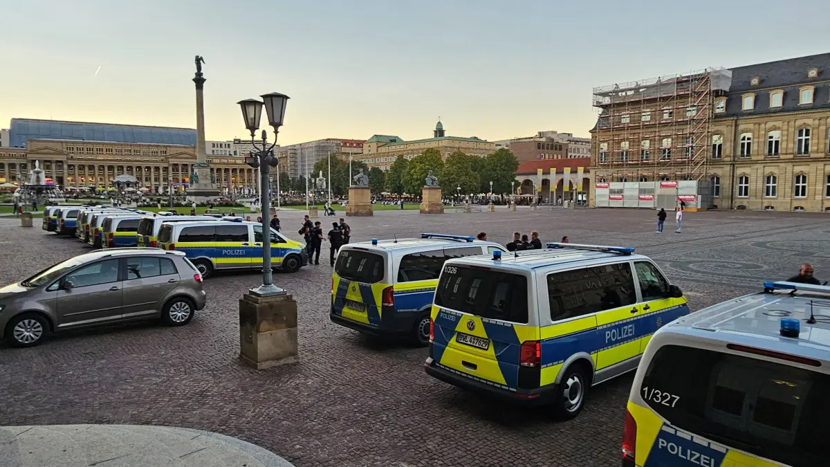 Mehrere Einsatzfahrzeuge der Stuttgarter Polizei stehen in der Umgebung des Schlossplatzes.