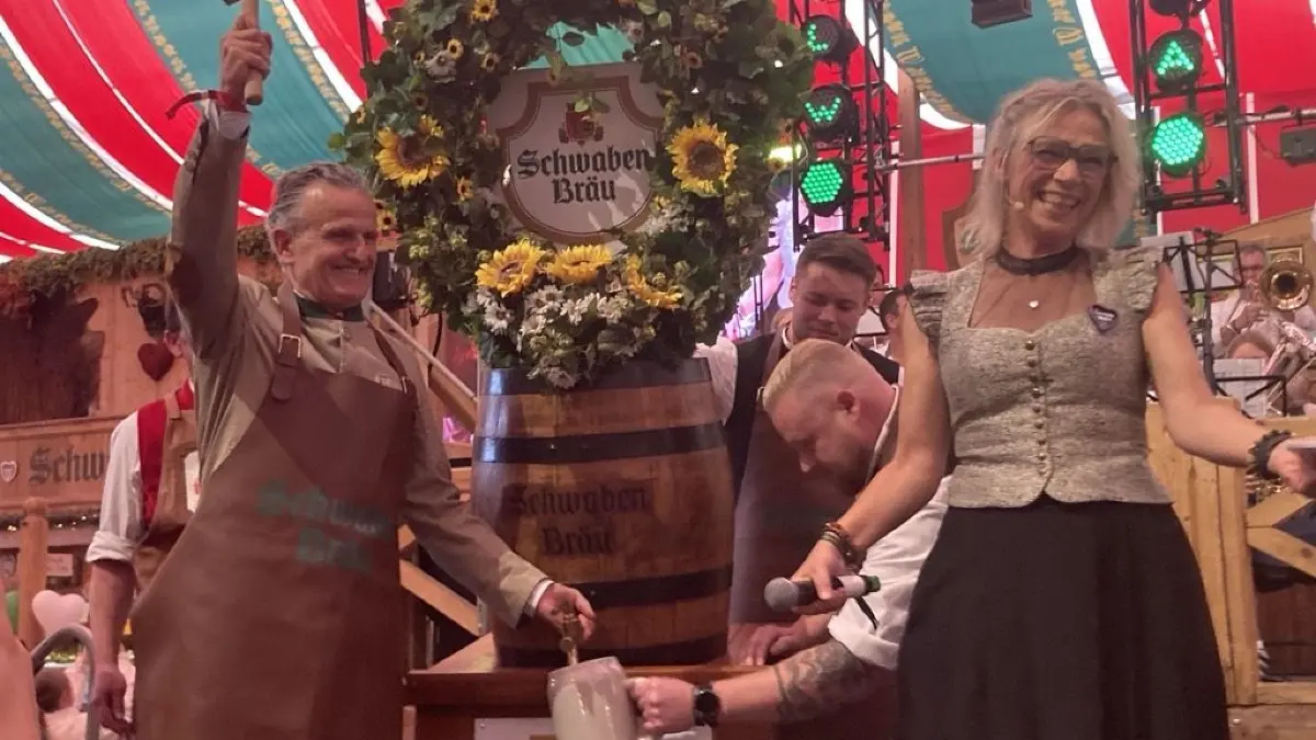 Mit 4 Schlägen eröffnet OB Frank Nopper das Cannstatter Volksfest