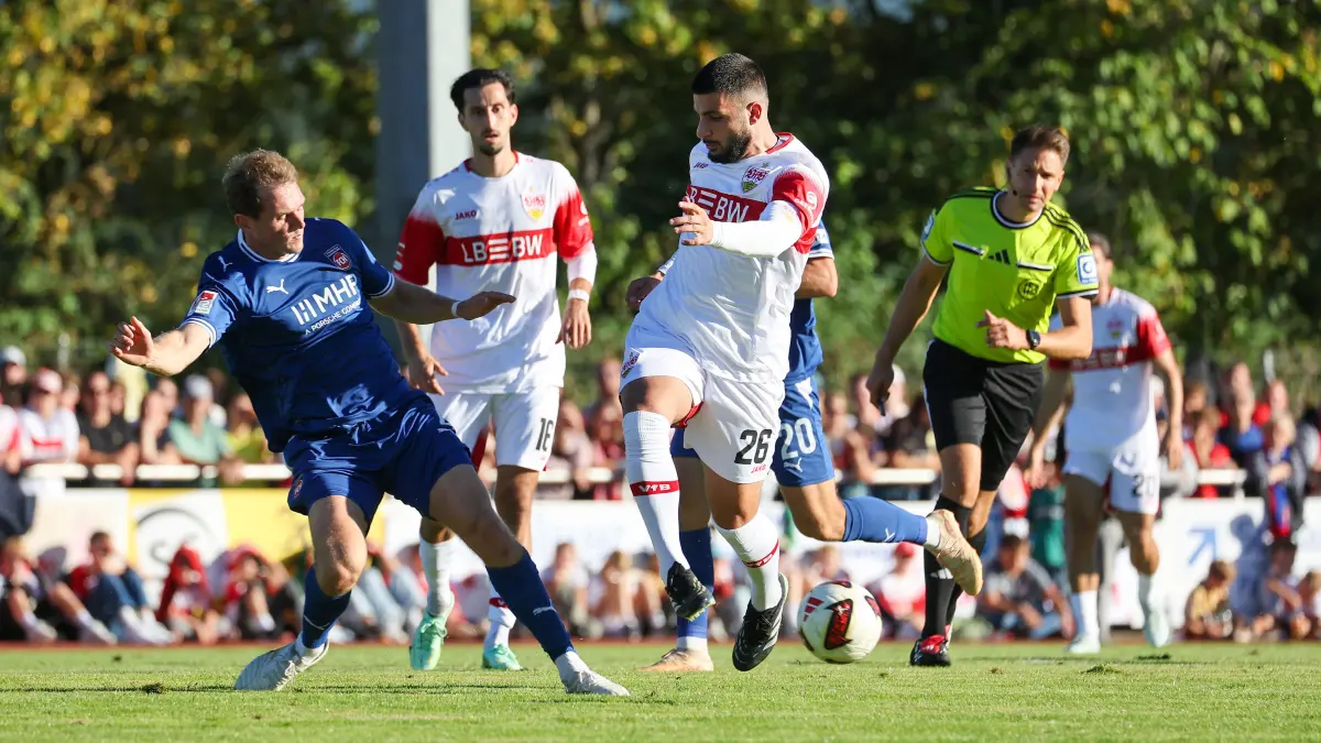 BAU // 2026.09.25, Deutschland, Weinstadt Fußball VfB Stuttgart vs. 1. FC Heidenheim, v.l. Tim Siersleben (Heidenheim), Atakan Karazor (VfB) Deniz Undav (VfB)
