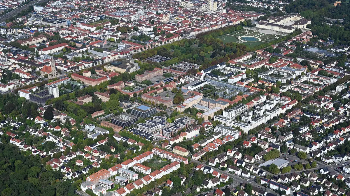 Luftaufnahme Flug 17.9.26
Ludwigsburg
Schloß Ortsmitte
Blühendes Barock
Marktplatz
Pilot Roland Schierling