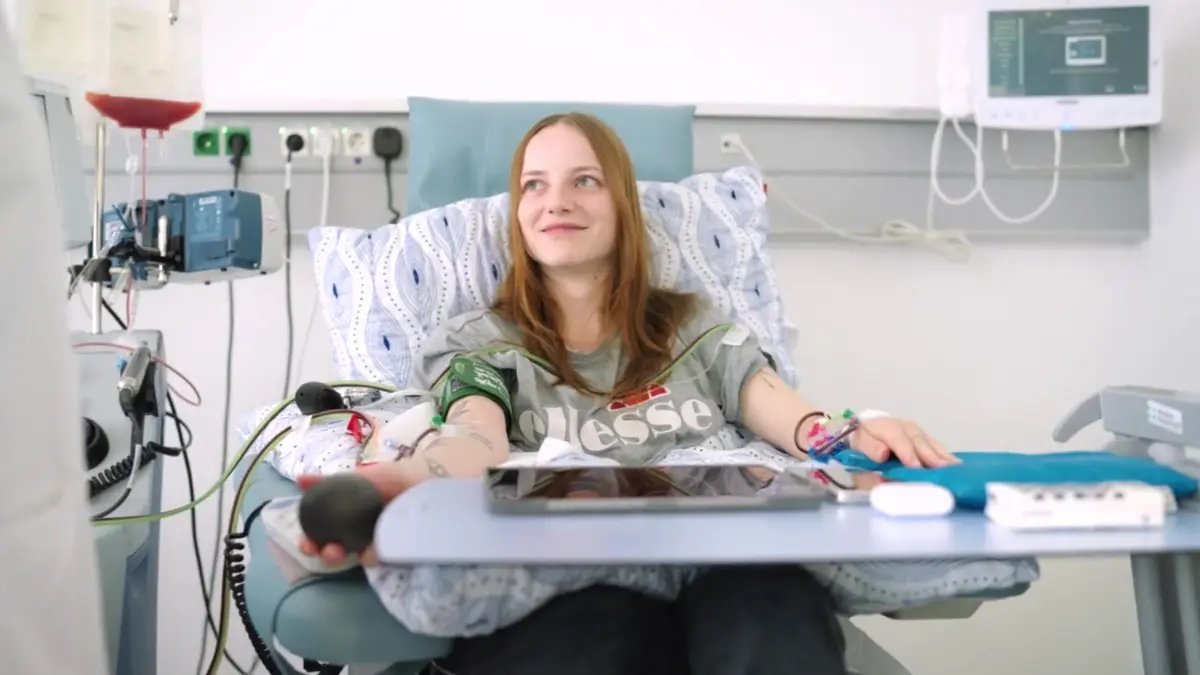 Die Stammzellentnahme erfolgt über eine Maschine, die aus dem Blut der spendenden Person die Stammzellen abschöpft.