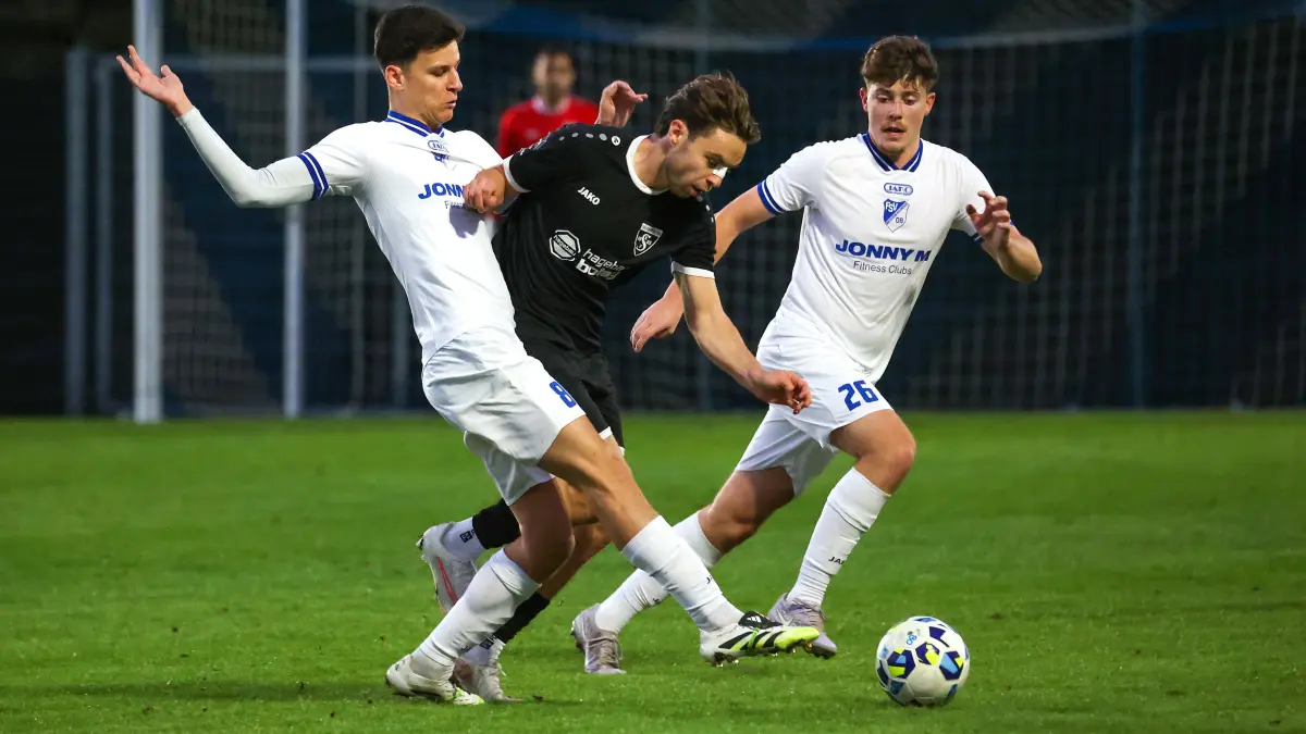Fußball FSV 08 Bissingen vs. SKV Rutesheim: BAU // 2026.09.25 Deutschland, Bietigheim Fußball FSV 08 Bissingen vs. SKV Rutesheim, v.l. Justin Keklik (Bissingen), Laurin Stütz (Rutesheim), Lukas Mann (Bissingen)