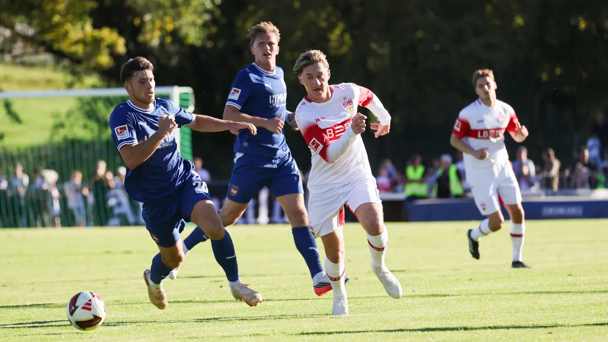 BAU // 2026.09.25, Deutschland, Weinstadt Fußball VfB Stuttgart vs. 1. FC Heidenheim, vorn v.l. Luca Kerber (Heidenheim), Angelo Stiller (VfB)