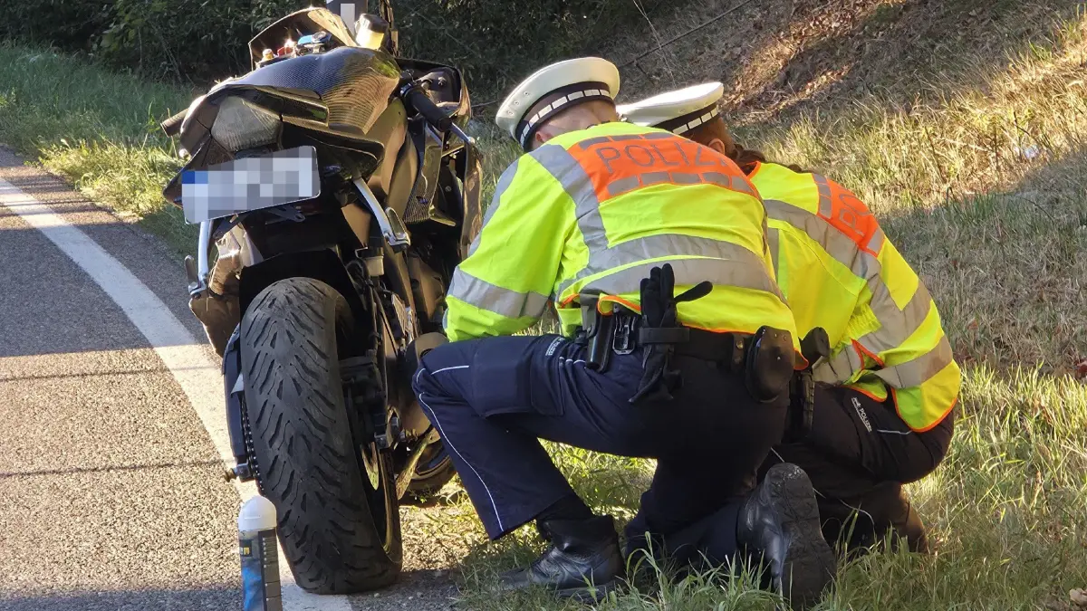 Boeblingen: Motorradfahrer verletzt sich schwer bei Unfall :
Am Freitagabend kam es auf der Panzerstrasse in Boeblingen zu einem Verkehrsunfall mit einem Motorradfahrer. Nach ersten Informationen der Polizei kam der Motorradfahrer mutmasslich aufgrund zu hoher Geschwindigkeit zu Fall. Bei dem Sturz zog sich der Motorradfahrer schwere Verletzungen zu und kam mit dem Rettungsdienst in ein Krankenhaus. Die Strecke war waehrend der Unfallaufnahme und Reinigungsarbeiten voll gesperrt Das Motorrad musste abgeschleppt werden.