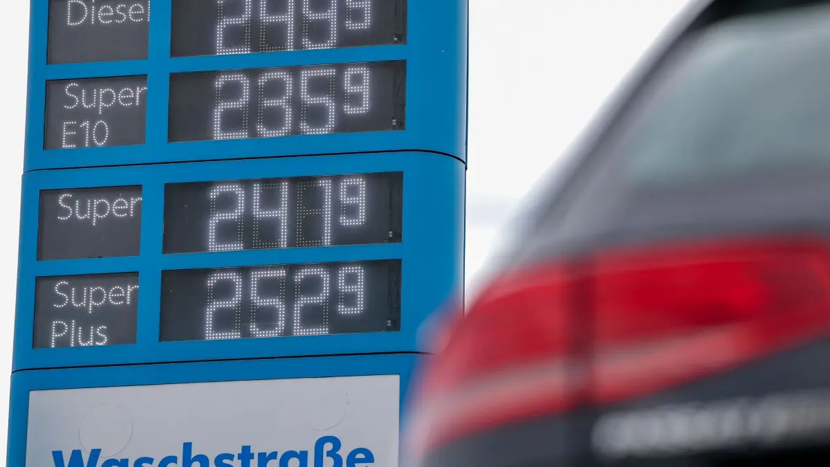 Kraftstoffpreise: 25.09.2026, Sachsen, Leipzig: Blick auf die Preistafel einer Tankstelle. Der Weg für einen erneuten Tankrabatt wegen der hohen
Spritpreise ist frei. Der Bundesrat billigte ein vom Bundestag
beschlossenes Gesetz, das von Oktober bis Ende Dezember eine Entlastung um rund 17 Cent je Liter Benzin und Diesel vorsieht. Foto: Jan Woitas/dpa +++ dpa-Bildfunk +++