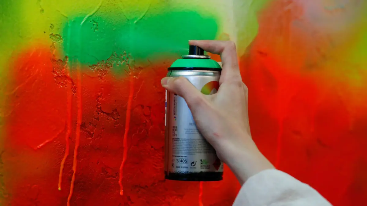 180 Orte in NRW werden zur Bühne der Jugendkultur: ARCHIV - 03.06.2021, Berlin: Mit einer Spraydose wird im Rahmen eines Graffiti-Workshops Farbe an eine Wand gesprüht. Ein Wochenende lang gestalten junge Menschen in mehr als 106 Städten und Gemeinden in Nordrhein-Westfalen die Nacht der Jugendkultur. Bei der 17. Auflage der «nachtfrequenz» gibt es in 180 Jugendtreffs, Begegnungsstätten, Museen und anderen Orten Konzerte, Workshops und weitere Veranstaltungen von und für Jugendliche. (zu dpa: «180 Orte in NRW werden zur Bühne der Jugendkultur») Foto: Gerald Matzka/dpa-Zentralbild/dpa +++ dpa-Bildfunk +++
