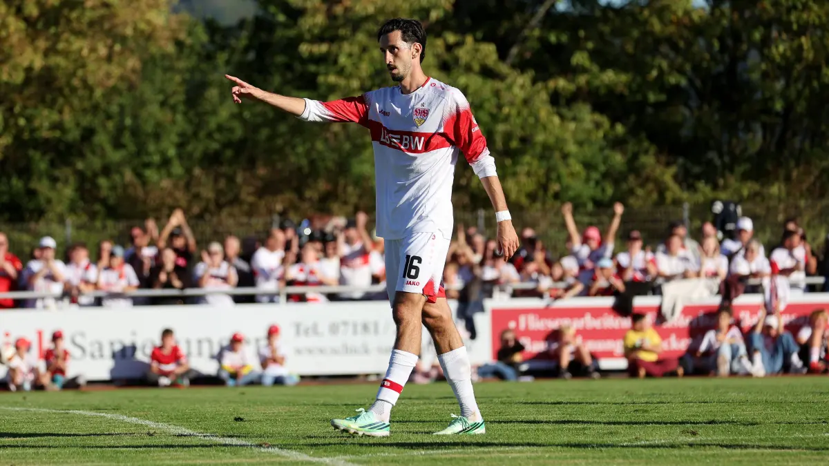 Fußball VfB Stuttgart vs. 1. FC Heidenheim: 2026.09.25, Deutschland, Weinstadt Fußball VfB Stuttgart vs. 1. FC Heidenheim, Torschütze Atakan Karazor VfB jubelt über sein Tor zum 1:0 *** September 25, 2026, Germany, Weinstadt Soccer: VfB Stuttgart vs. 1. FC Heidenheim Goal scorer Atakan Karazor VfB celebrates his goal to make it 10