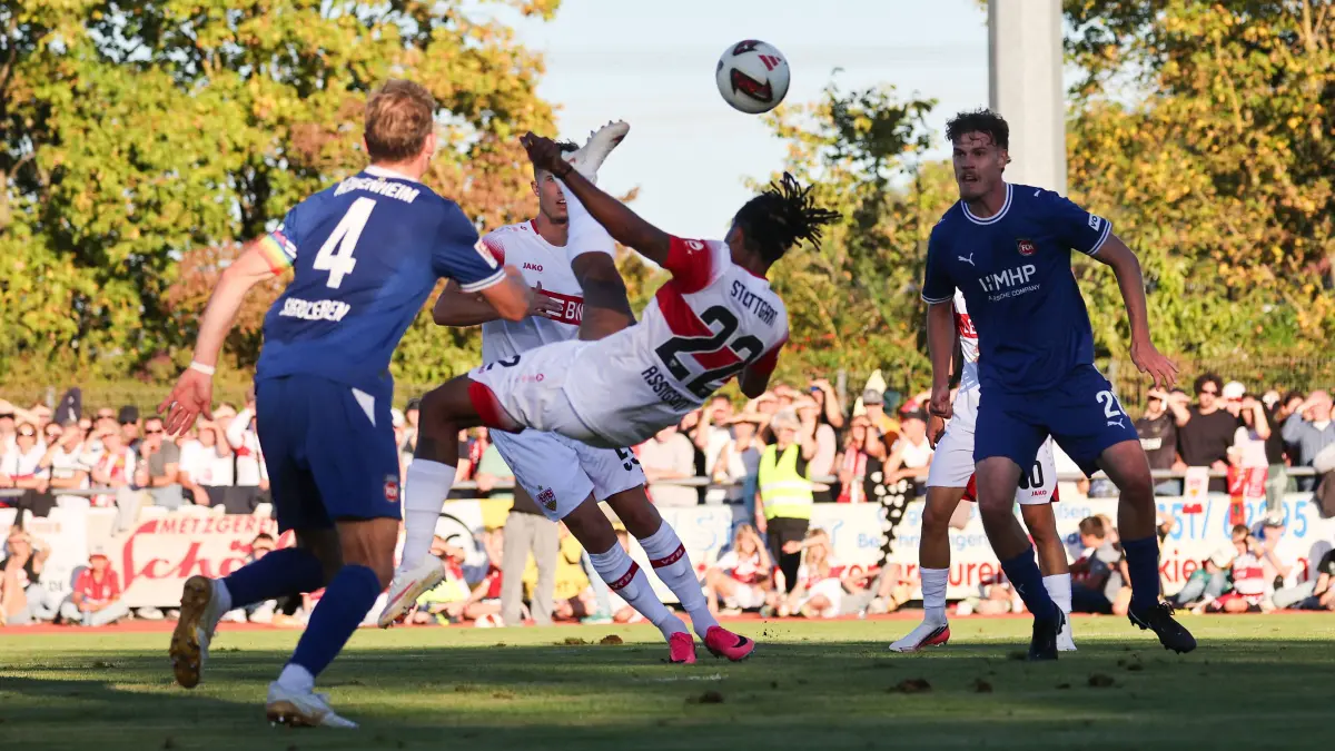 Fußball VfB Stuttgart vs. 1. FC Heidenheim: 2026.09.25, Deutschland, Weinstadt Fußball VfB Stuttgart vs. 1. FC Heidenheim, Torschütze Lorenz Assignon VfB, Mitte schießt per Fallrückzieher das Tor zum 2:0 *** September 25, 2026, Germany, Weinstadt: VfB Stuttgart vs. 1. FC Heidenheim Lorenz Assignon of VfB, in the center, scores the goal to make it 20 with a bicycle kick.