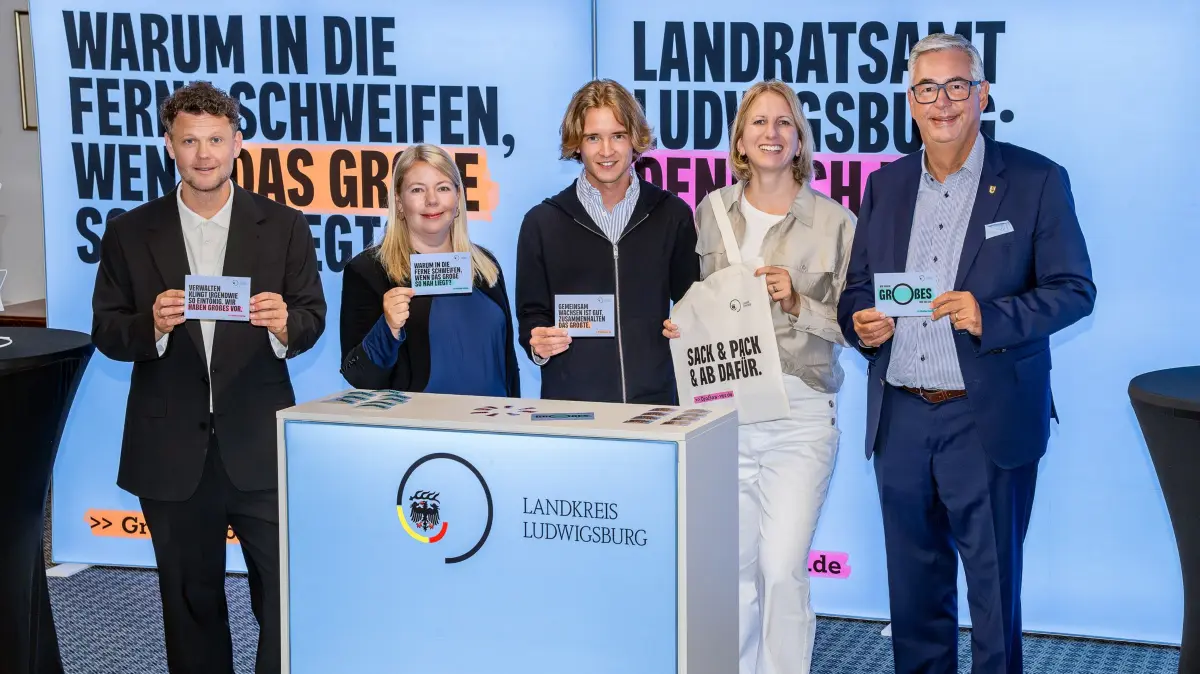 Beim Start der Personalmarketingkampagne von links: Felix Schlepps (Agentur Kavallerie), Mitarbeiterin Anja (Jobcenter), Lucas Maier und Nina Ehmann (beide Fachbereich Personal) und Landrat Dietmar Allgaier (Bild: Landratsamt Ludwigsburg).