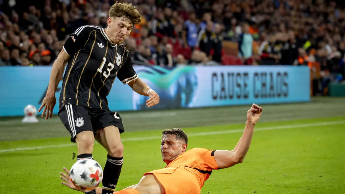 2025/26: AMSTERDAM - lr Philipp Treu of Germany, Micky van de Ven of the Netherlands during the UEFA Nations League match between the Netherlands and Germany at the Johan Cruijff ArenA on 24 September 2026 in Amsterdam, the Netherlands. ANP KOEN VAN WEEL UEFA Nations League 2025/26 xVIxANPxSportx/xxANPxIVx 569999215 originalFilename: 569999215.jpg