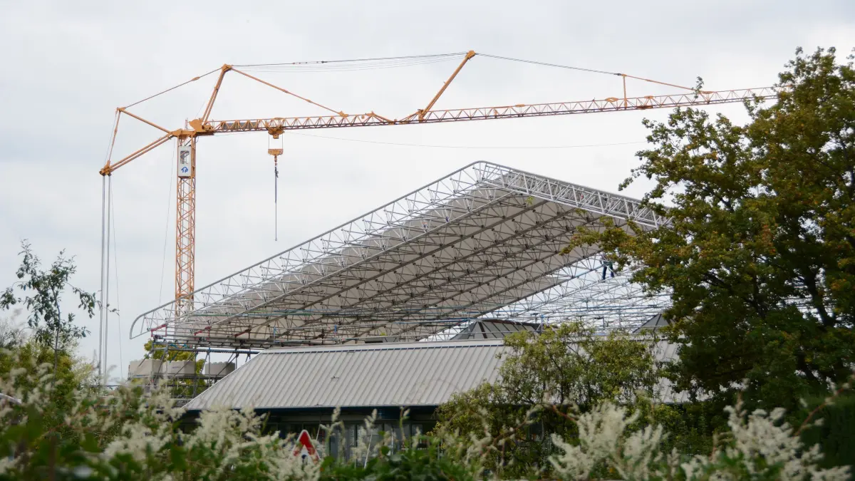 Das Dach der Turnhalle wird erneuert.