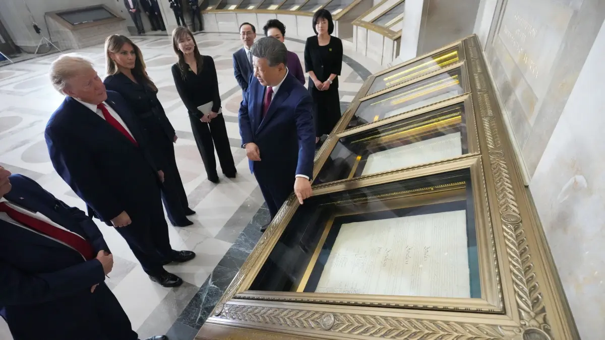 Chinas Präsident Xi in den USA: US-Präsident Donald Trump (2.v.l), First Lady Melania Trump (3.v.l), der chinesische Präsident Xi Jinping (vorne r) und dessen Frau Peng Liyuan betrachten gemeinsam mit Bradford Wilson, dem Archivar der USA, die Unabhängigkeitserklärung und weitere Dokumente im Nationalarchiv. (zu dpa: «Xi beendet USA-Besuch: Viel Pomp und demonstrative Harmonie»)