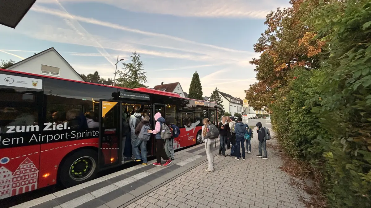 Der Bus nach Weil der Stadt ist bereits an der Haltestelle Kreuzstraße in Dätzingen völlig überfüllt.