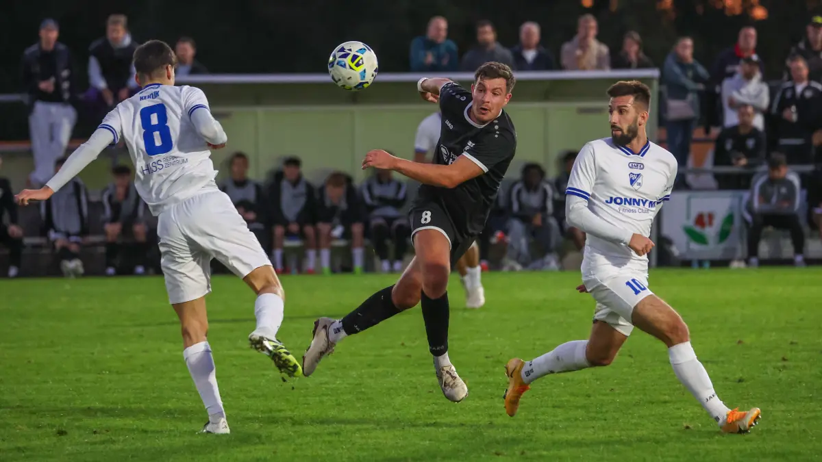 Fußball FSV 08 Bissingen vs. SKV Rutesheim: BAU // 2026.09.25 Deutschland, Bietigheim Fußball FSV 08 Bissingen vs. SKV Rutesheim, v.l. Justim Keklik (Bissingen), Tobias Gebbert (Rutesheim), Auron Selimi (Bissingen)