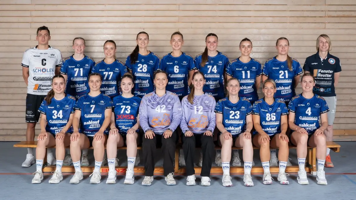 Die Handballerinnen des TSV Denkendorf mit Trainer Christoph Hönig (ganz links) treten in Herbrechtingen an - die Denkendorfer Männer auch, ebenfalls mit Christoph Hönig.