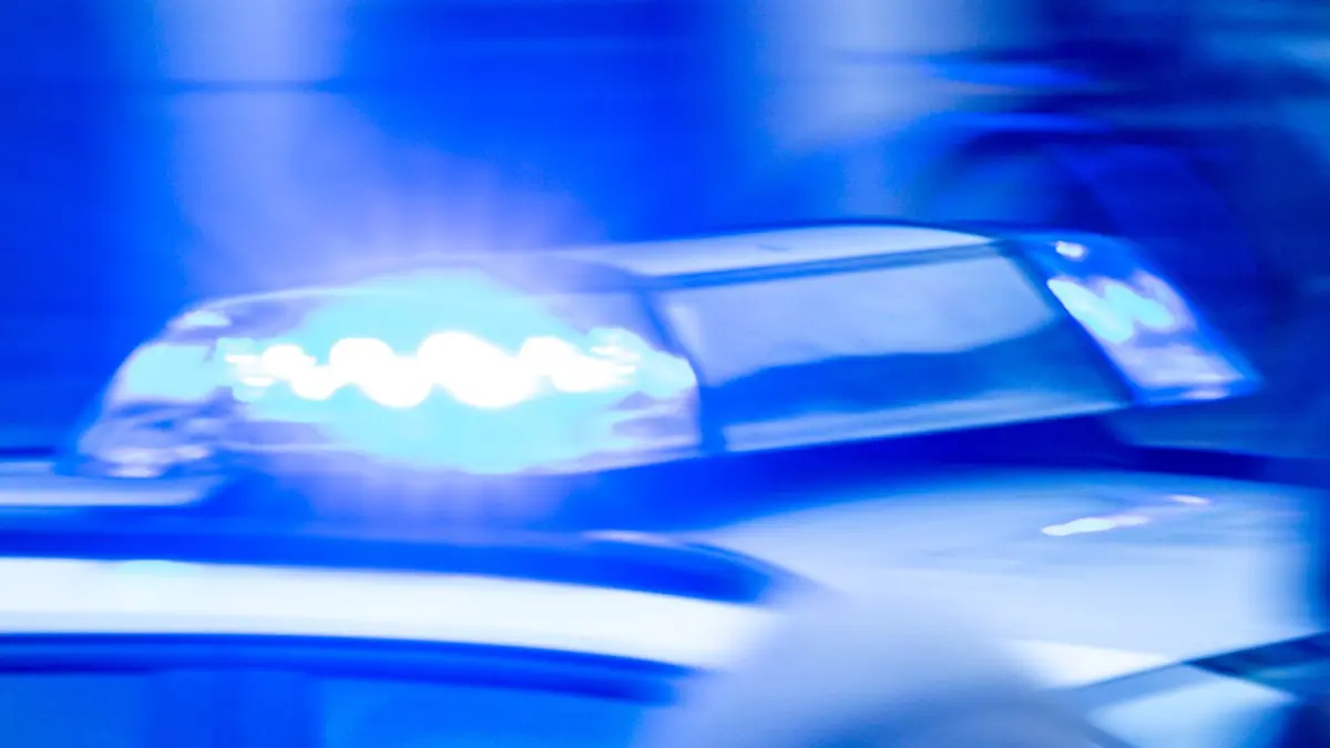 Auf dem Tretroller angefahren: zwei Zehnjährige verletzt: Ein Streifenwagen der Polizei ist mit Blaulicht im Einsatz. (zu dpa: «Zwei Zehnjährige auf dem Tretroller angefahren»)