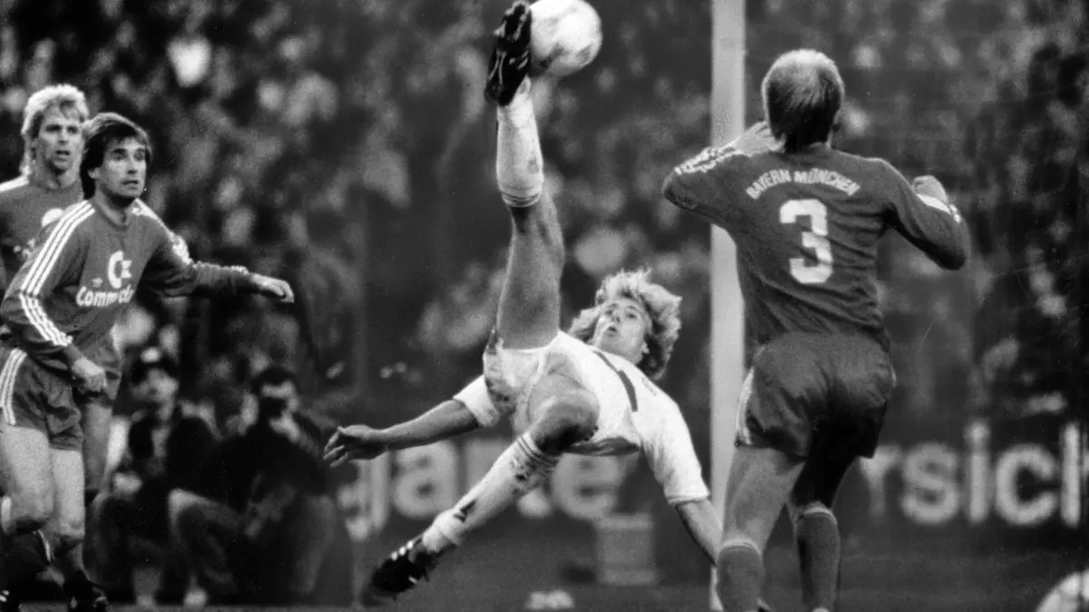Das Tor des Jahres 1987: Jürgen Klisnmann trifft gegen den FC Bayern.