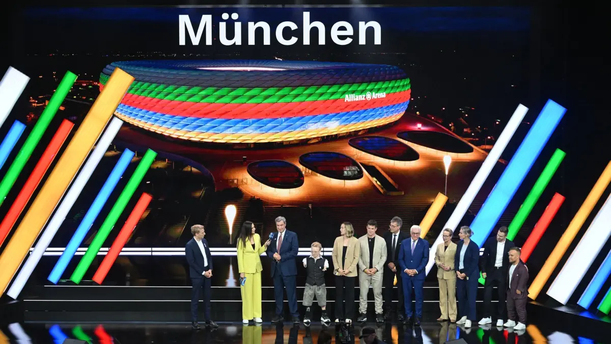 DOSB wählt deutschen Olympia-Bewerber: 26.09.2026, Baden-Württemberg, Baden-Baden: Sportpolitik: Markus Söder (CSU, M), Ministerpräsident von Bayern, beantwortet auf der Bühne die Fragen der Moderatorin Esther Sedlaczek im Beisein von Frank-Walter Steinmeier, Bundespräsident der Bundesrepublik Deutschland, Dominik Krause (Bündnis 90/Die Grünen, l), Oberbürgermeister von München, und weitere Mitglieder der Münchner Delegation bei der außerordentlichen DOSB-Mitgliederversammlung zur Wahl des deutschen Olympia-Bewerbers für 2036, 2040 oder 2044. München ist der deutsche Kandidat für Olympia und Paralympics für 2036, 2040 oder 2044. Foto: Marijan Murat/dpa +++ dpa-Bildfunk +++