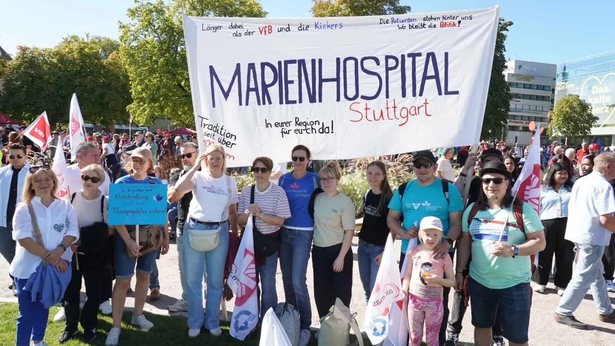 Grossdemo: Stuttgart Schlossplatz ca. 15 000 Menschen bei der Grossdemo DGB Bezirk Baden Wuettemberg hat aufgerufen zum Streik. Nicht geschenkt hard verdient Gewrerkschafen gegen Sozialabbau. Foto Andreas Rosar Fotoagentur-Stuttgart 26.09.2026