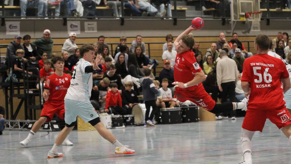 Wenn der reingegangen wäre . . . Aber der Wurf von Tobias Haags Ball knallt an die Latte.
