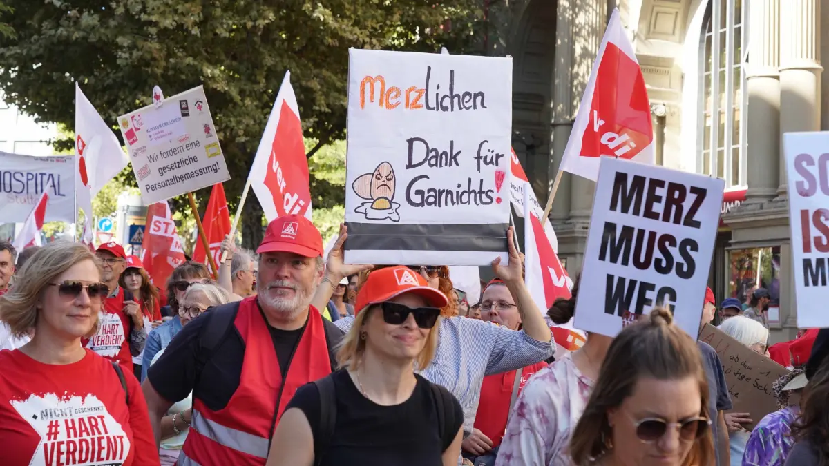 Grossdemo: Stuttgart Schlossplatz ca. 15 000 Menschen bei der Grossdemo DGB Bezirk Baden Wuettemberg hat aufgerufen zum Streik. Nicht geschenkt hard verdient Gewrerkschafen gegen Sozialabbau. Foto Andreas Rosar Fotoagentur-Stuttgart 26.09.2026