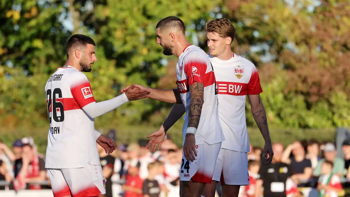 Fußball VfB Stuttgart vs. 1. FC Heidenheim: 2026.09.25, Deutschland, Weinstadt Fußball VfB Stuttgart vs. 1. FC Heidenheim, v.l. Deniz Undav, Torschütze Jeff Chabot und Ramon Hendriks VfB jubeln über das Tor zum 3:0 *** September 25, 2026, Germany, Weinstadt: Soccer match between VfB Stuttgart and 1. FC Heidenheim from left: Deniz Undav, goal scorer Jeff Chabot, and Ramon Hendriks of VfB celebrate the goal that made it 30.