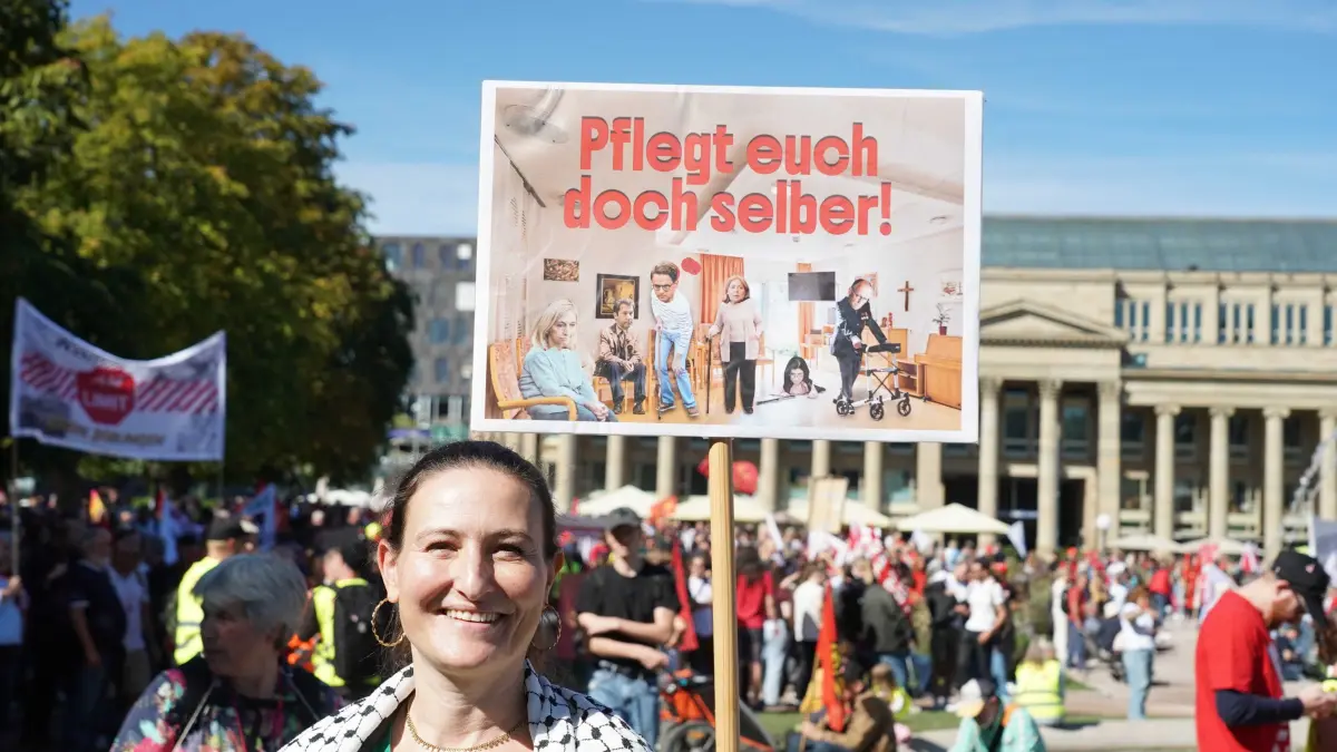 Grossdemo: Stuttgart Schlossplatz ca. 15 000 Menschen bei der Grossdemo DGB Bezirk Baden Wuettemberg hat aufgerufen zum Streik. Nicht geschenkt hard verdient Gewrerkschafen gegen Sozialabbau. Foto Andreas Rosar Fotoagentur-Stuttgart 26.09.2026