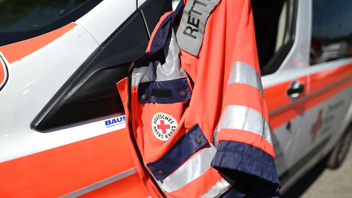 Rettungsdienst: ARCHIV - 01.06.2019, Baden-Württemberg, Freiburg: Eine Jacke eines Rettungssanitäters des Deutschen Roten Kreuzes hängt am Fenster eines Krankenwagens. (zu dpa: «Vorfahrt genommen - Motorradfahrer schwer verletzt») Foto: Patrick Seeger/dpa +++ dpa-Bildfunk +++