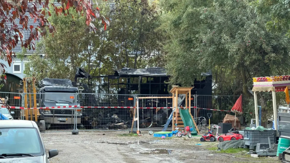 Beim Eintreffen der Einsatzkräfte stand das Mobile Home bereits in Vollbrand.