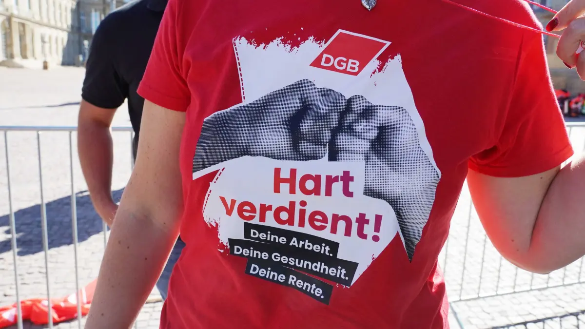 Grossdemo: Stuttgart Schlossplatz ca. 15 000 Menschen bei der Grossdemo DGB Bezirk Baden Wuettemberg hat aufgerufen zum Streik. Nicht geschenkt hard verdient Gewrerkschafen gegen Sozialabbau. Foto Andreas Rosar Fotoagentur-Stuttgart 26.09.2026