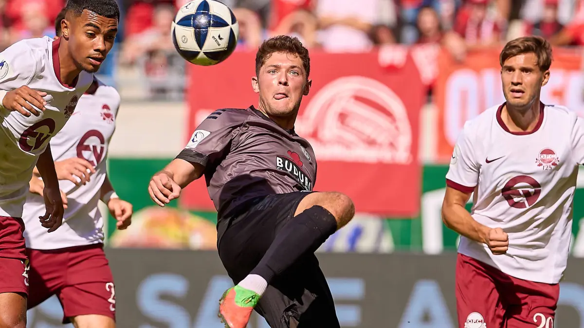 Adam Loune Kickers Offenbach, 25, akrobatischer Schuss Niklas Antlitz VfR Aalen, 14, Dominik Crljenec Kickers Offenbach, 20 GER, Kickers Offenbach vs. VfR Aalen, Fussball, Regionalliga Suedwest - Herren, 9. Spieltag, Spielzeit 2026/2027, 26.09.2026 GER, Kickers Offenbach vs. VfR Aalen, Fussball, Regionalliga Suedwest - Herren, 9. Spieltag, Spielzeit 2026/2027, 26.09.2026 Offenbach am Main *** Adam Loune, Kickers Offenbach, 25, acrobatic shot Niklas Antlitz, VfR Aalen, 14 Dominik Crljenec, Kickers Offenbach, 20 GER Kickers Offenbach vs. VfR Aalen, soccer, Regionalliga Southwest Men, Matchday 9, 20262027 season, September 26, 2026, Germany, Kickers Offenbach vs. VfR Aalen, soccer, Regionalliga Southwest Men, Matchday 9, 20262027 season, September 26, 2026, Offenbach am Main Copyright: xEibner-Pressefoto/GeraldxOelze-dexStoppanyx EP_ODS